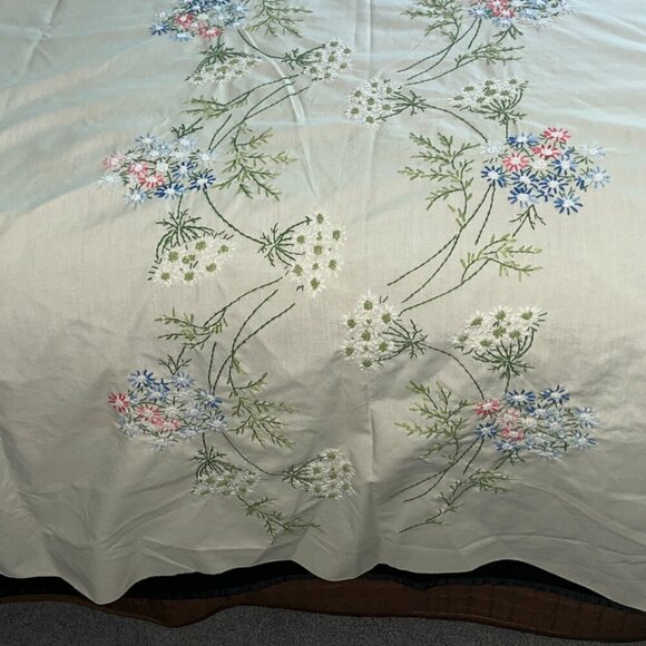 Hand Embroidered Scalloped Edge XL 57" X 100" Tablecloth Floral Pattern Linens - Picture 2 of 16